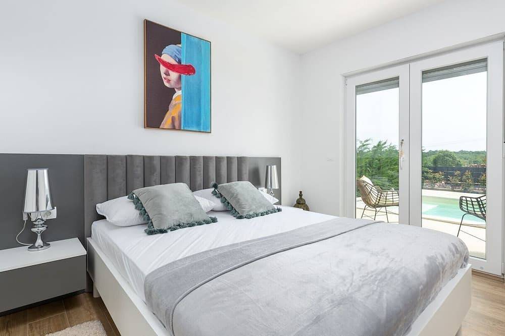 Charming Villa Audrey with an outdoor pool in Umag, Umaška regija