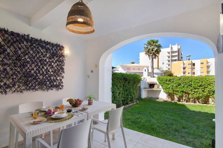 Villa 'Casa Sol' with Shared Pool, Private Terrace and Wi-Fi in Quarteira, Faro Distrikt