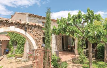 Gîte pour 6 personnes, avec piscine et terrasse à Vinezac