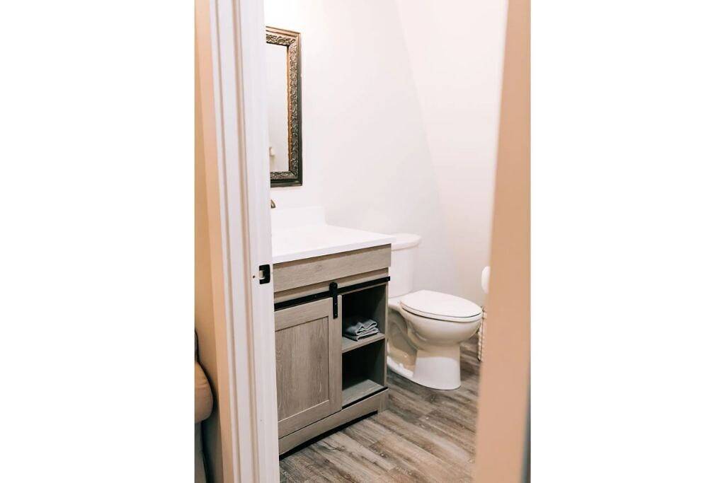 Ganze Wohnung, Modern Barn Stay 2Br, 1Ba Sleeps 6- in Amish Country near Berlin in Holmes County