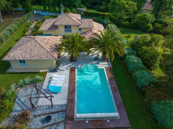 Maison de vacances pour 8 personnes, avec Terrasse ainsi que Jardin et Piscine à Saint-Martin-de-Seignanx