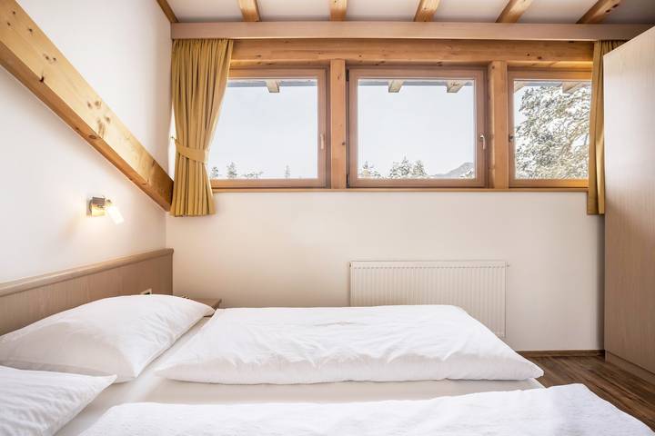 Entire apartment, Runcac - Holiday Apartment Rit with Mountain View, Wi-Fi & Balcony in San Vigilio di Marebbe, Mareo