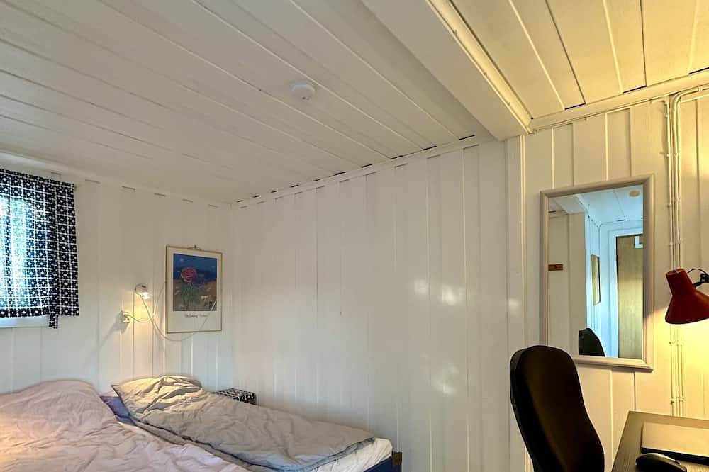 Southern cottage with terrace and magnificent view in Lillesand