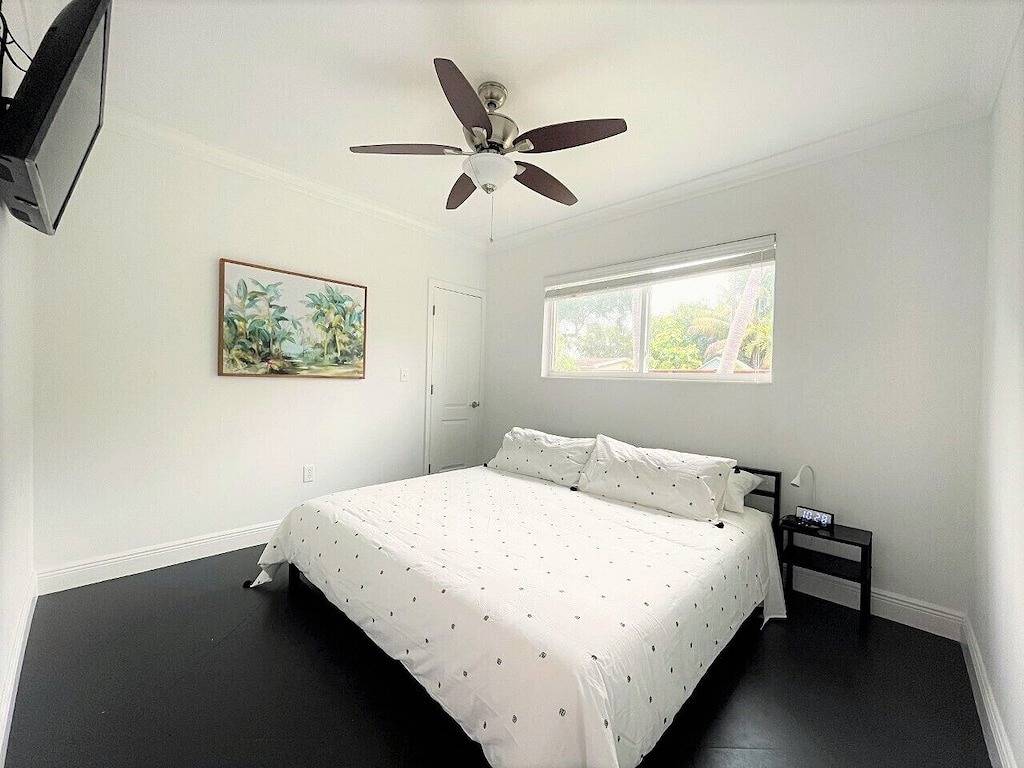 Modern 3 bed/2 bath House by Coco Walk w/ Private Cozy Deck(Family/Pet-friendly) in Miami, Florida