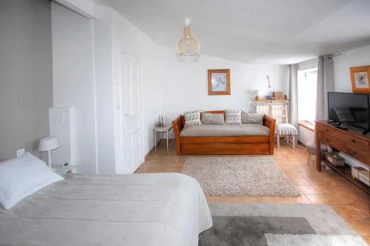 Alojamiento y desayuno para 4 personas, con terraza además de vistas y piscina - 1