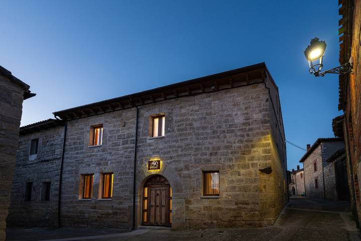 Casa rural para 16 personas, con jacuzzi y jardín en Provincia de Burgos