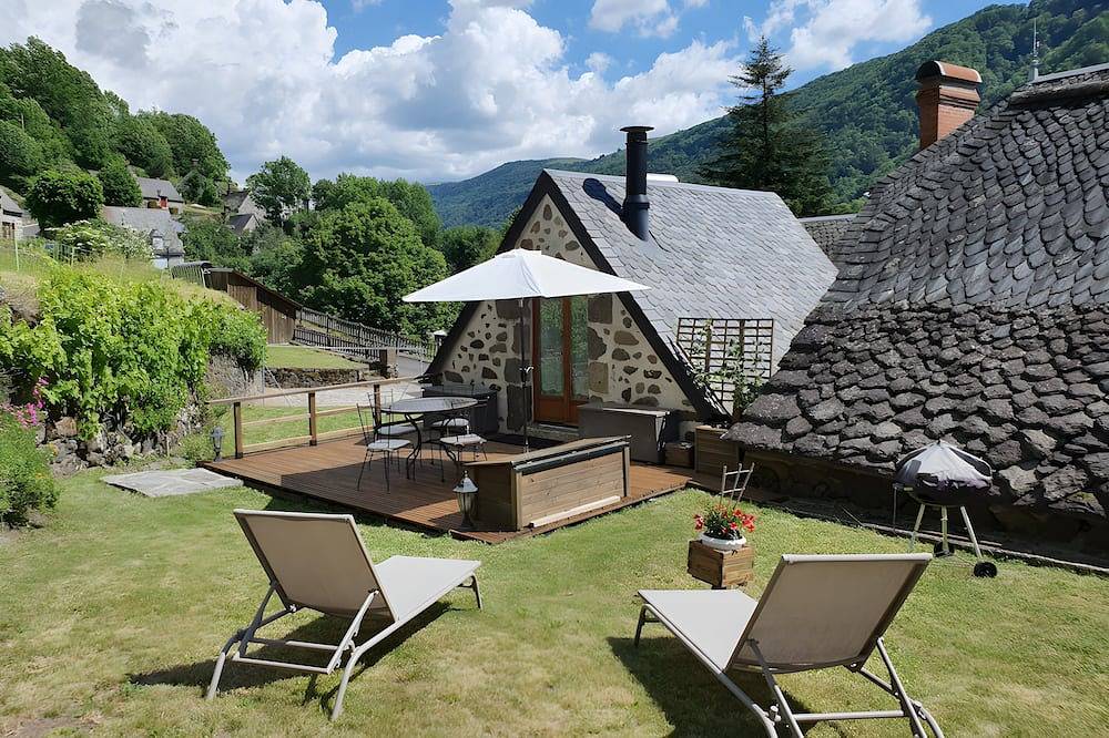 Petit gîte de charme pour 2/3 pers La Chèvrerie in Saint-Vincent-de-Salers, Parc naturel régional des Volcans d'Auvergne