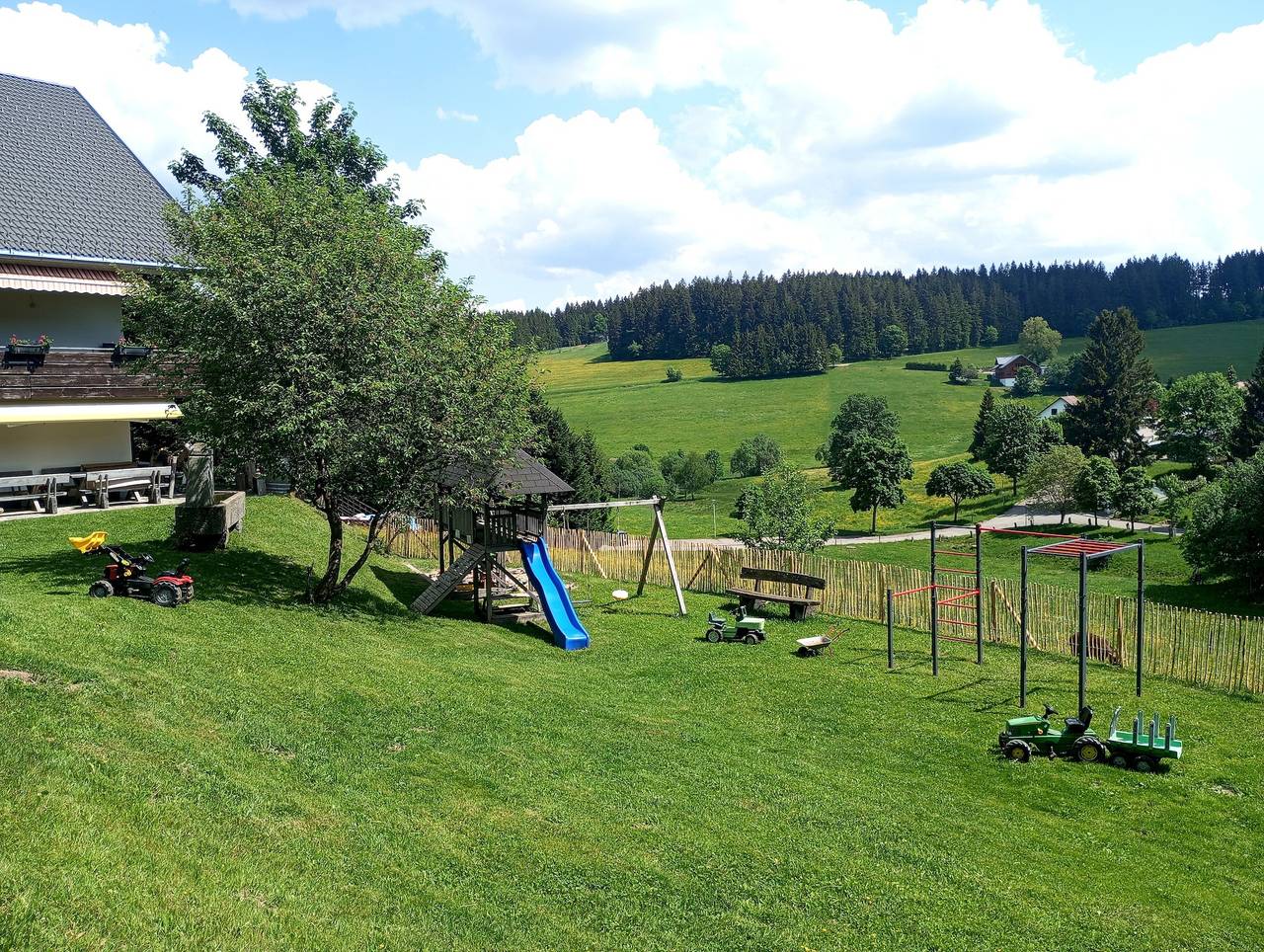 Appartement entier, Appartement lumineux Kandel à la ferme avec vue sur la verdure in Schönwald im Schwarzwald, Forêt-Noire du Sud