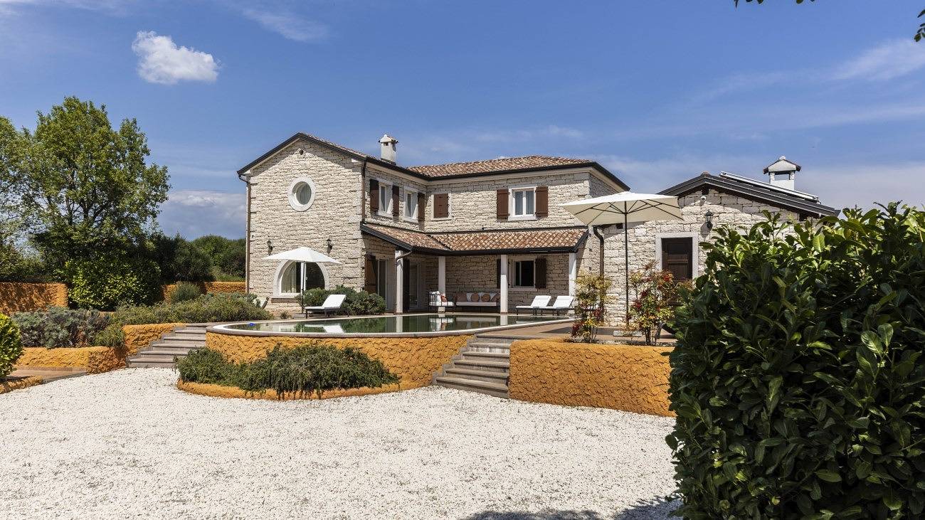 Villa Lux. Ema mit beheiztem Pool, umgeben von mediterraner Vegetation in Čabrunići, Svetvinčenat
