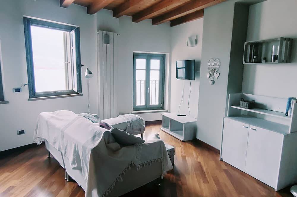 Ganze Wohnung, Two-room apartment in the historic center, wonderful view of lake and mountains. in Lovere, Iseosee