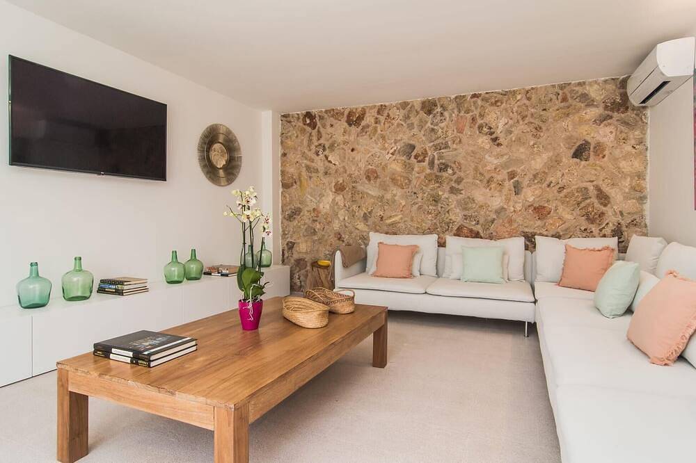 Amazing home in Costitx with private swimming pool, can be inside or outside in Costitx, Majorca Center