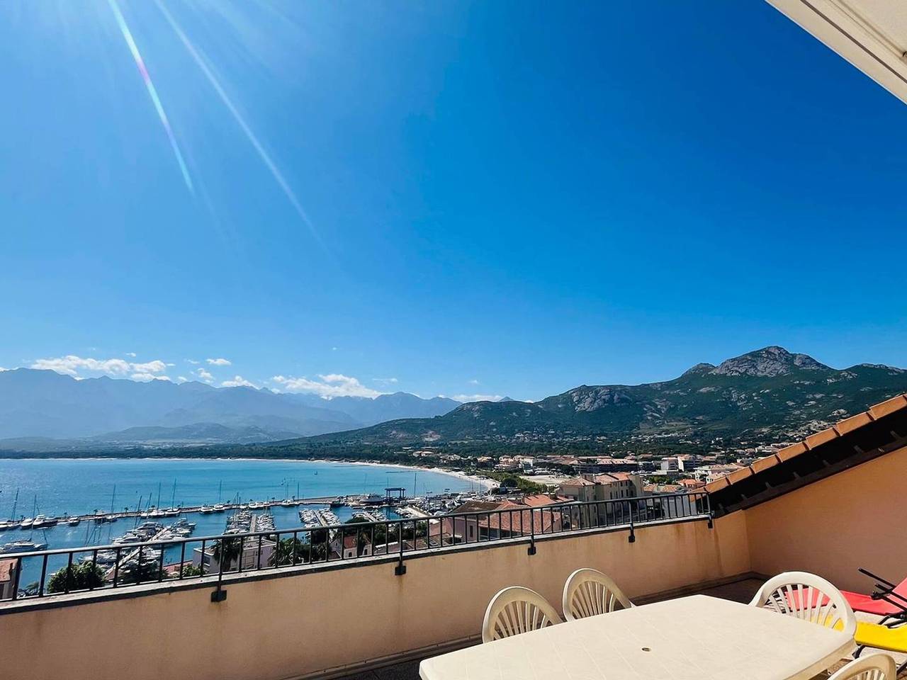 Ganze Wohnung, 4-Zimmer-Wohnung mit Terrasse, strandnah, privater Garage, Bettwäsche inklusive in Calvi, Calvi und Umgebung