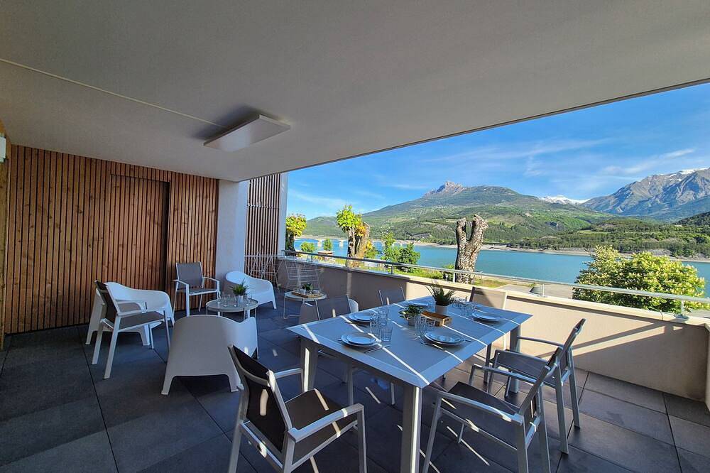 Entire apartment, Breathtaking view & 200m beach - Xxl terrace - 6-bed apartment in Savines-le-Lac, Écrins National Park