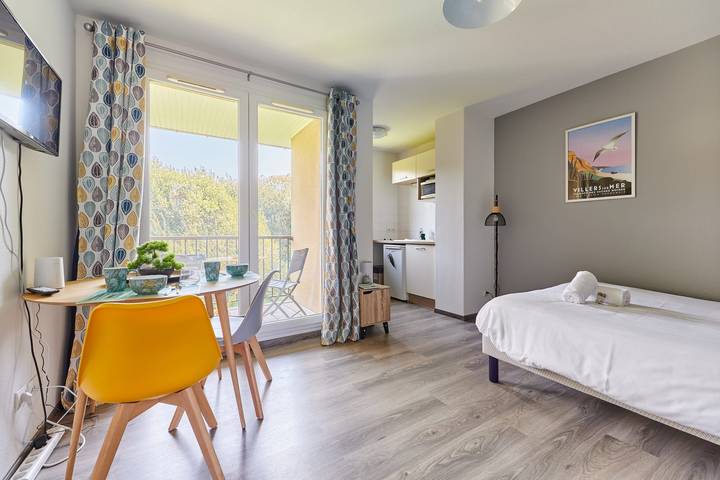 Gîte pour 2 personnes, avec piscine et balcon, adapté aux familles à Équemauville