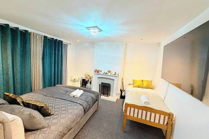 7 Guests 3-Br free parking-near Manchester Airport in Stockport, Grand Manchester