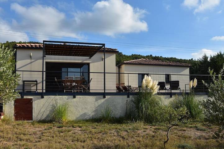 Location de vacances pour 6 personnes, avec Terrasse ainsi que Jardin et Piscine à Oupia