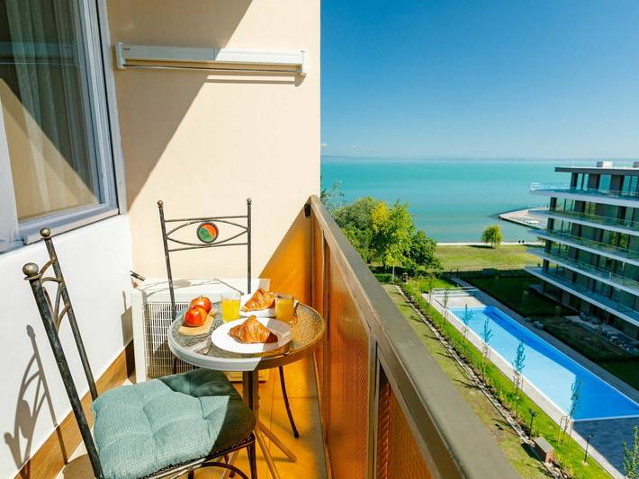 Ferienwohnung für 3 Personen, mit Balkon und Whirlpool sowie Garten und Seeblick in Siofok