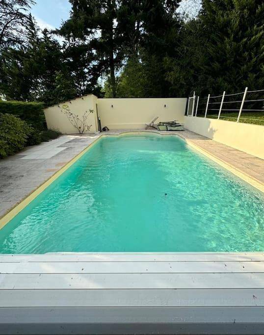 Location de vacances pour 8 personnes, avec piscine ainsi que vue et jardin à Francheville