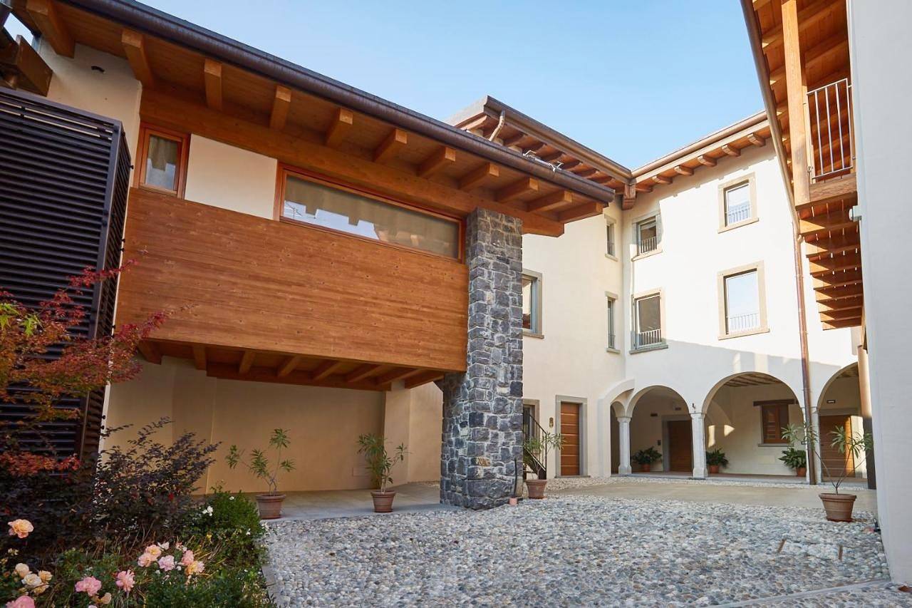 Palazzo Eleonora in Monasterolo del Castello, Alpes bergamasques orientaux