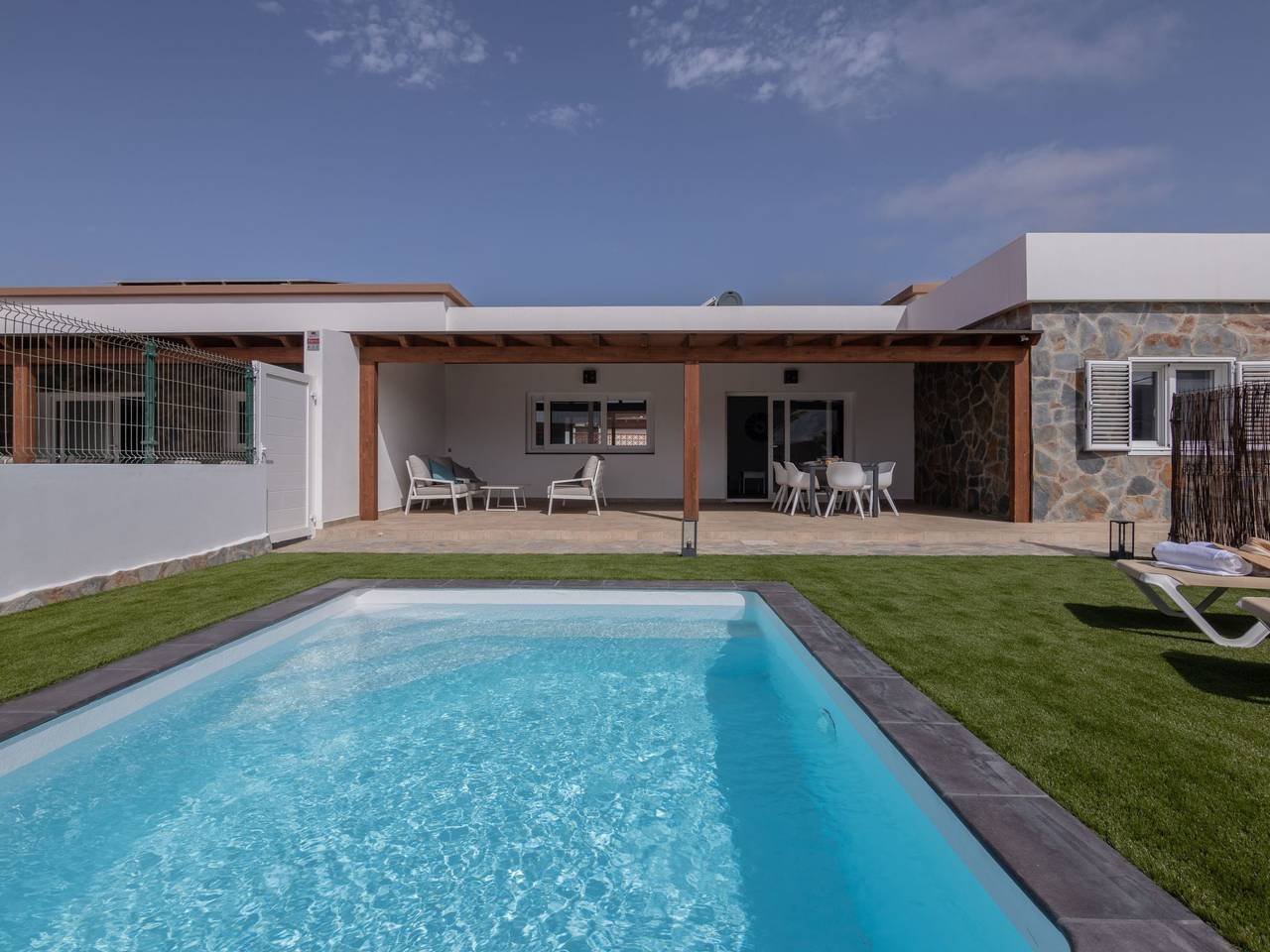 Modernes und helles Ferienhaus direkt am Meer, mit zwei großen Terrassen, Garte in Villaverde, La Oliva