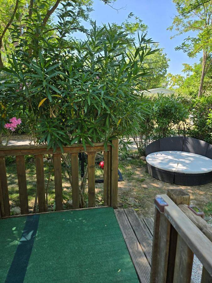 Camping pour 6 personnes, avec vue ainsi que jardin et piscine, adapté aux familles à La Roque-d'Anthéron - 4