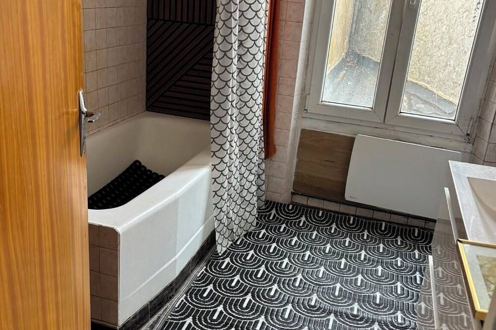 2-room apartment with a fully equipped kitchen in the city center in Dourdan, Essonne