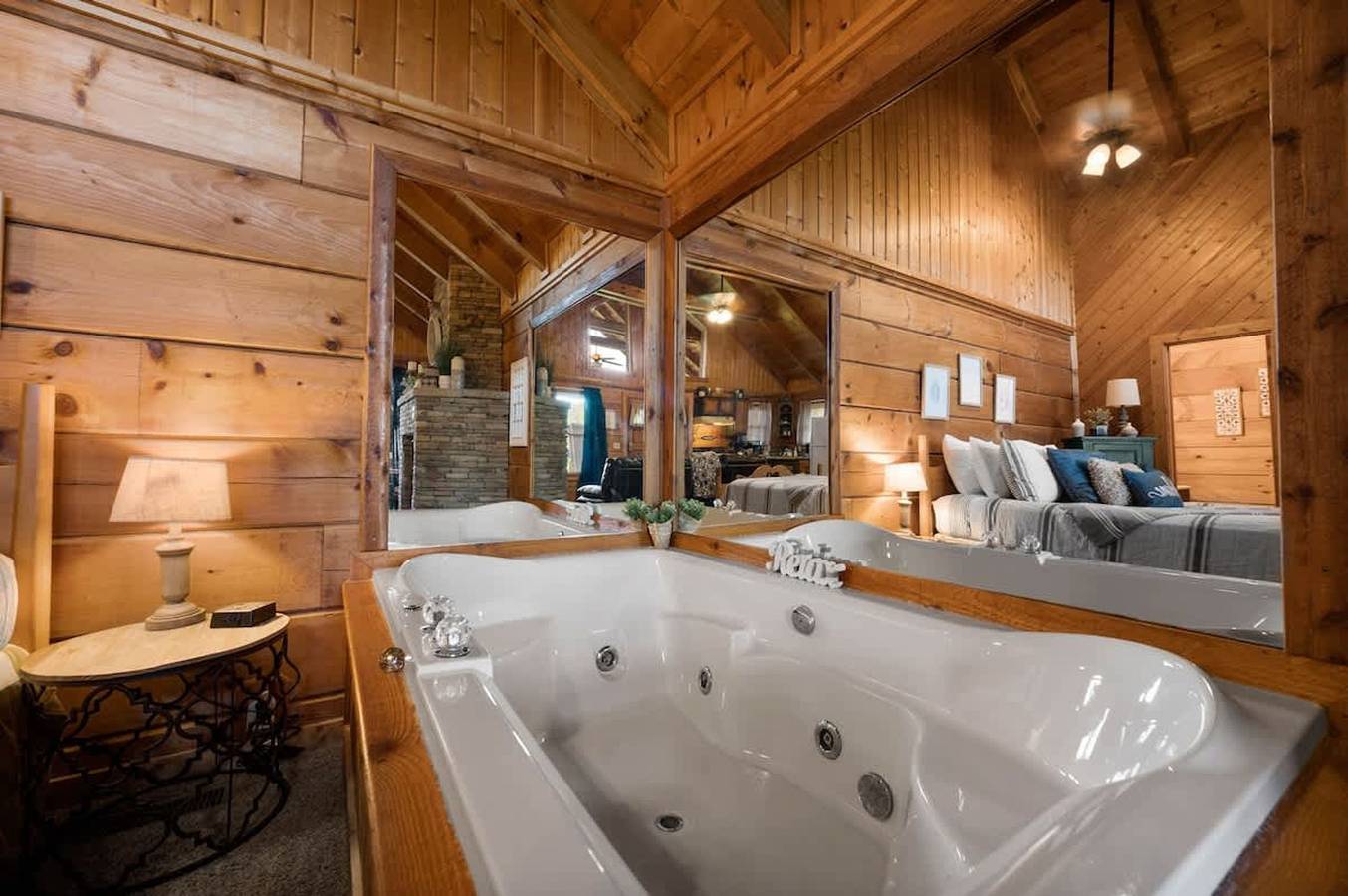 Ganze Wohnung, Location Cute Studio Log Cabin Fireplace Hot Tub in Pigeon Forge, Sevier County