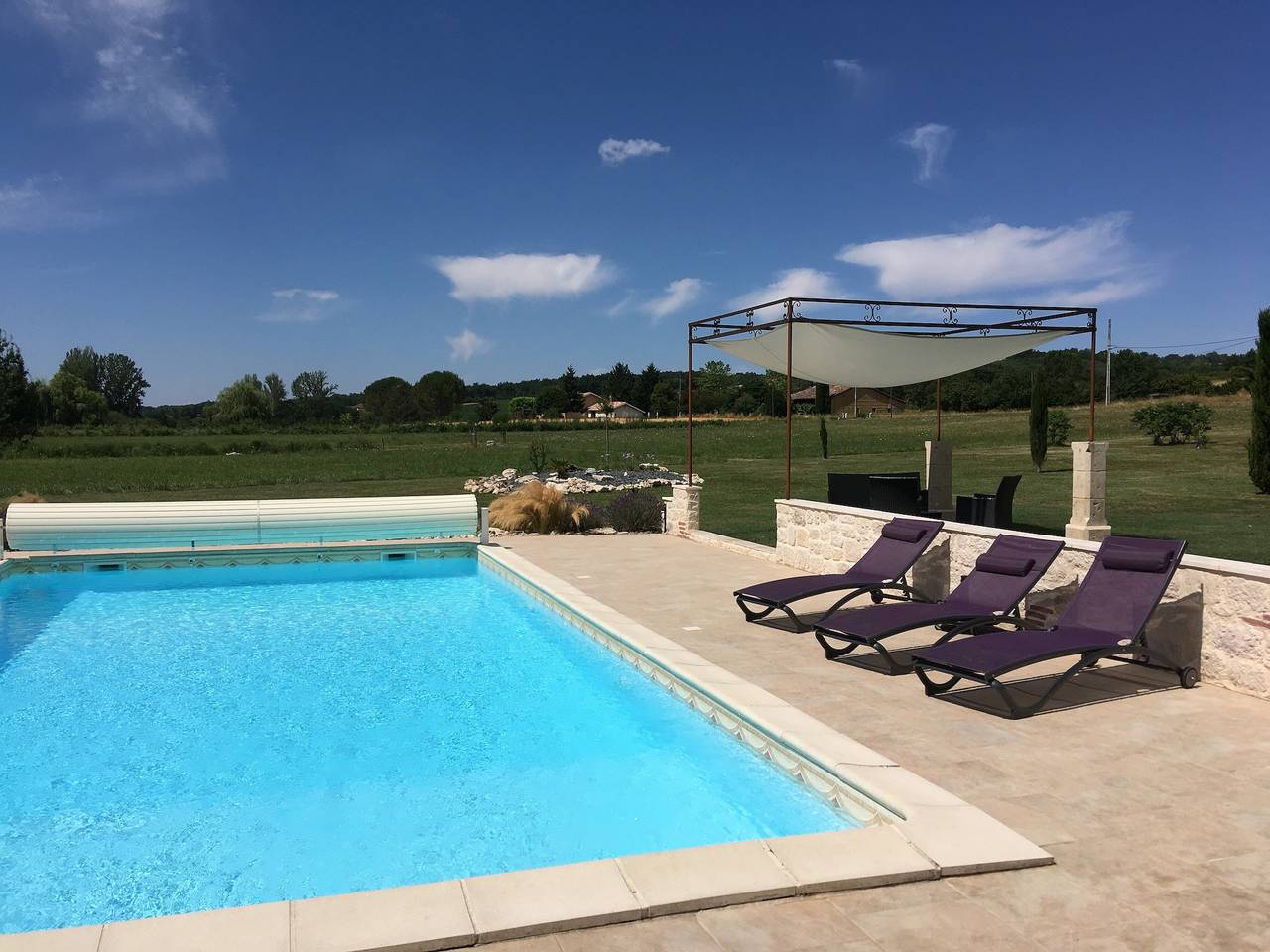 Studio entier, Gîte pour 2 personnes avec piscine, salle de jeux et étang de pèche dans le Quercy. in Cazes-Mondenard, Quercy