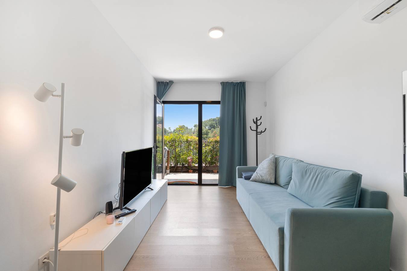 Apartamento entero, Apartamento 'Cim Apartments' con vistas a la montaña, Wi-Fi y aire acondicionado. in Olivella, Garraf