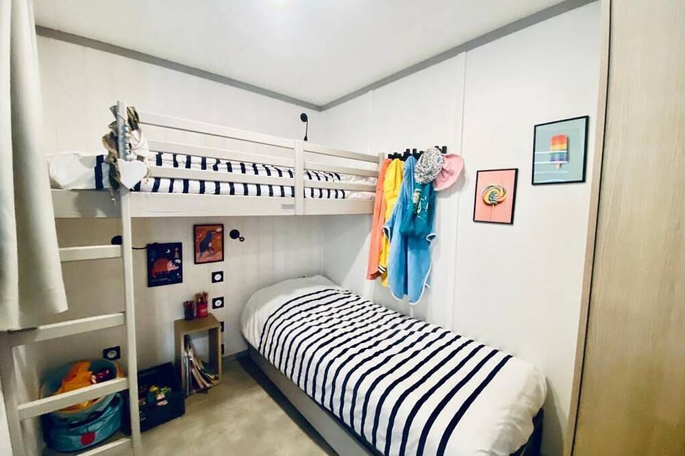 Cottage Cosy 5 Personnes Avec Grande Terrasse les Pieds Presque Dans Leau in Jullouville, Côte de la Déroute