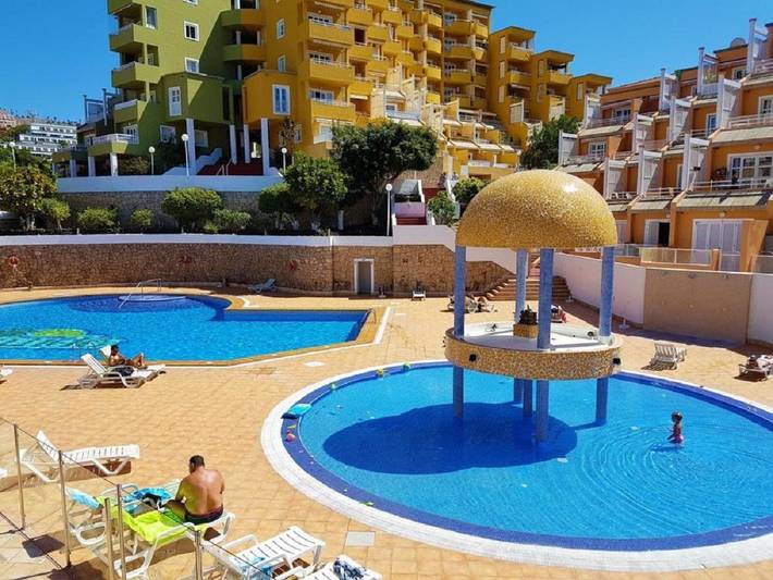 Entire studio, Summer Sunny Light With Wifi And Pool In Complex in Puerto Colon, Adeje
