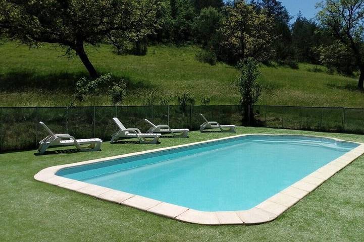 Gîte pour 5 personnes, avec Terrasse ainsi que Jardin et Piscine