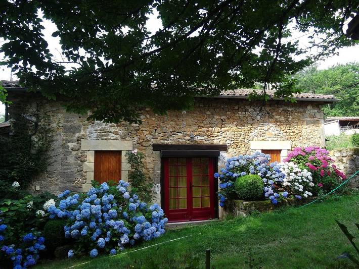 Gîte pour 6 personnes, avec terrasse et jardin à Nontron