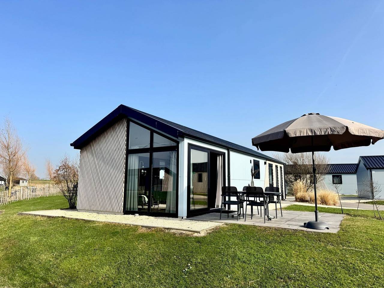 Modernes Chalet am Reevemeer mit Steg, Seeblick & sonniger Terrasse in Kampen, Veluwemeer