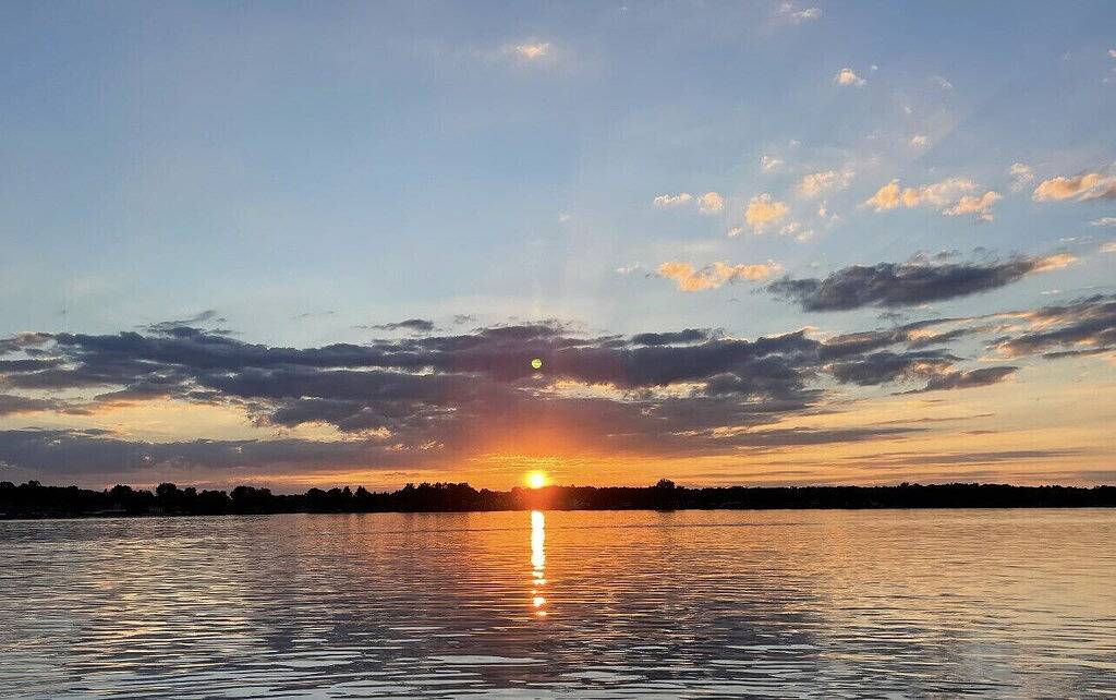 Beautiful Lakefront Cottage!! ☀️🧡 Kayaks! Clear Sandy Bottom in Manitou Beach-Devils Lake, Lenawee County