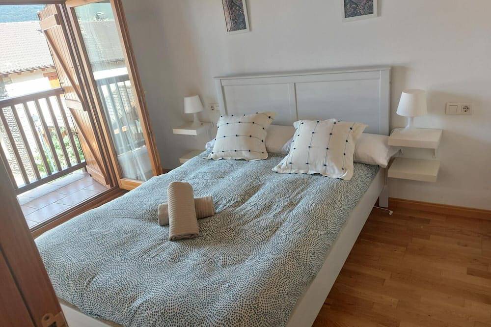 Scenic Stone Mountain House with Garden, 3 Double Bedrooms & Loft, Fully Equipped Kitchen in Villanúa, Spanish Pyrenees