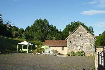 Gîte pour 4 personnes, avec piscine à Larroque-Toirac