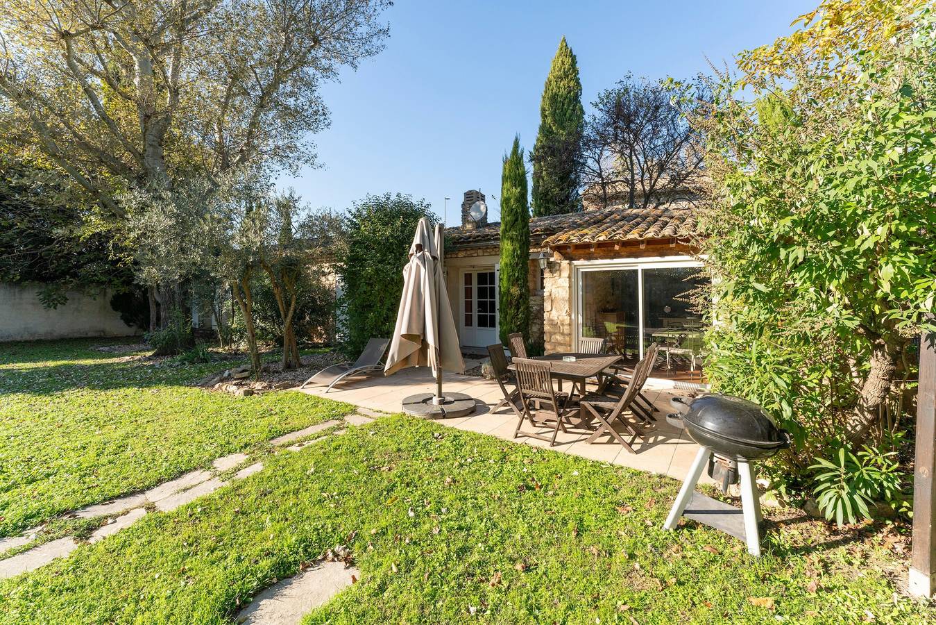 Bauernhaus 'La Rivière' mit Gemeinschaftspool, privater Terrasse und Wi-Fi in Velleron, Vaucluse