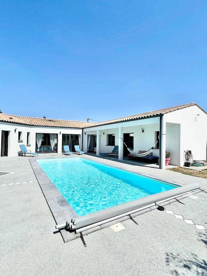 Location de vacances pour 9 personnes, avec jardin ainsi que vue et piscine, animaux acceptés à Breuil-Magné - 2