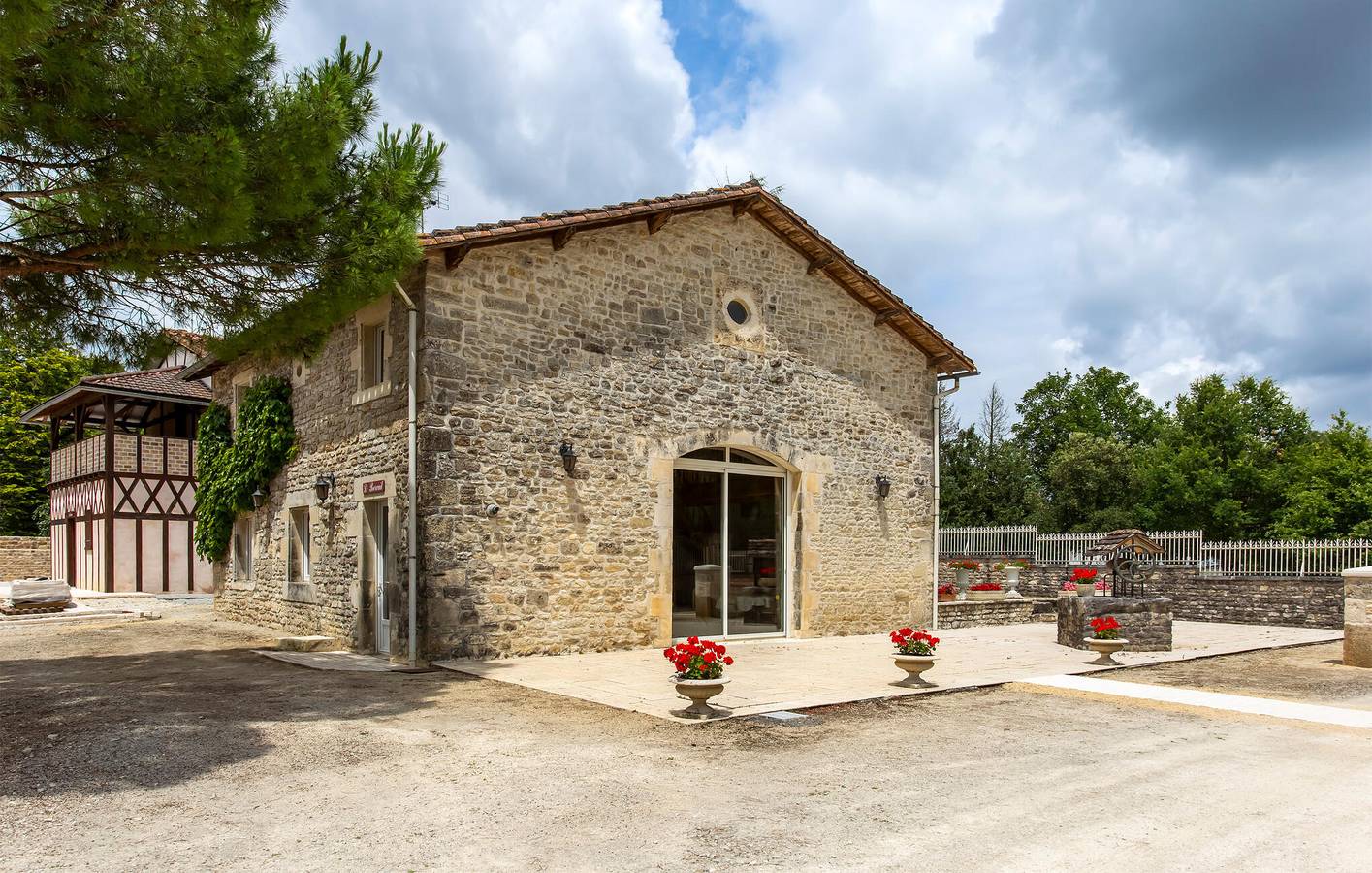 Modern appartement met zwembad en parkeerplaats - TV inbegrepen in Lonnes, Charente