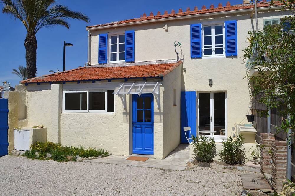 Maison de pêcheur sur le port du Brusc in Le Brusc, Six-Fours-les-Plages
