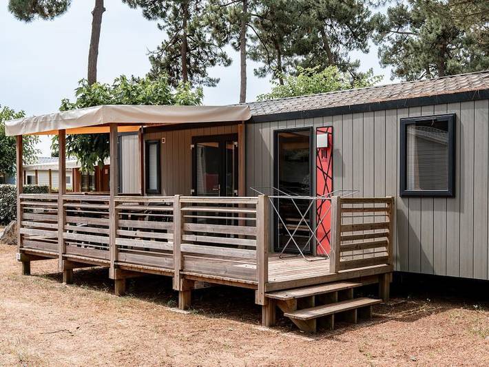 Camping Oléron Saint Tro'Park - Mobilheim 6 personen - Mobilheim Premium 33m² (3 Zimmer) + Geschirrspülmaschine + Bett 160 + Halbüberdachte Terrasse 15m². in Saint-Trojan-les-Bains, Côte de Beauté
