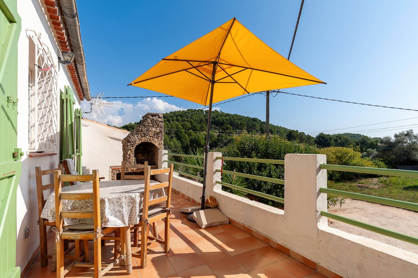 Appartement entier, Appartement 'La Naronne' avec piscine partagée, terrasse privée et Wi-Fi in Bandol, Région de Toulon