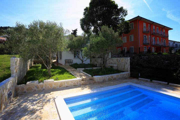 Ferienhaus für 8 Personen, mit Garten und Pool in Preko