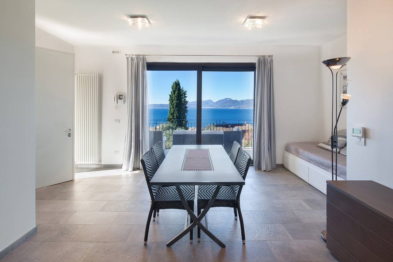 Ganze Wohnung, Villa Loncrino: Obergeschosswohnung mit Seeblick, Pool und Garten in Torri del Benaco, Gardasee-Berge