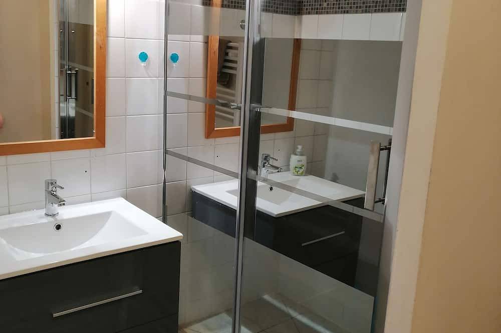 Entire apartment, New Beau T3 - sleeps 4 - full heart of town Redon pedestrian street in Redon, Redon region