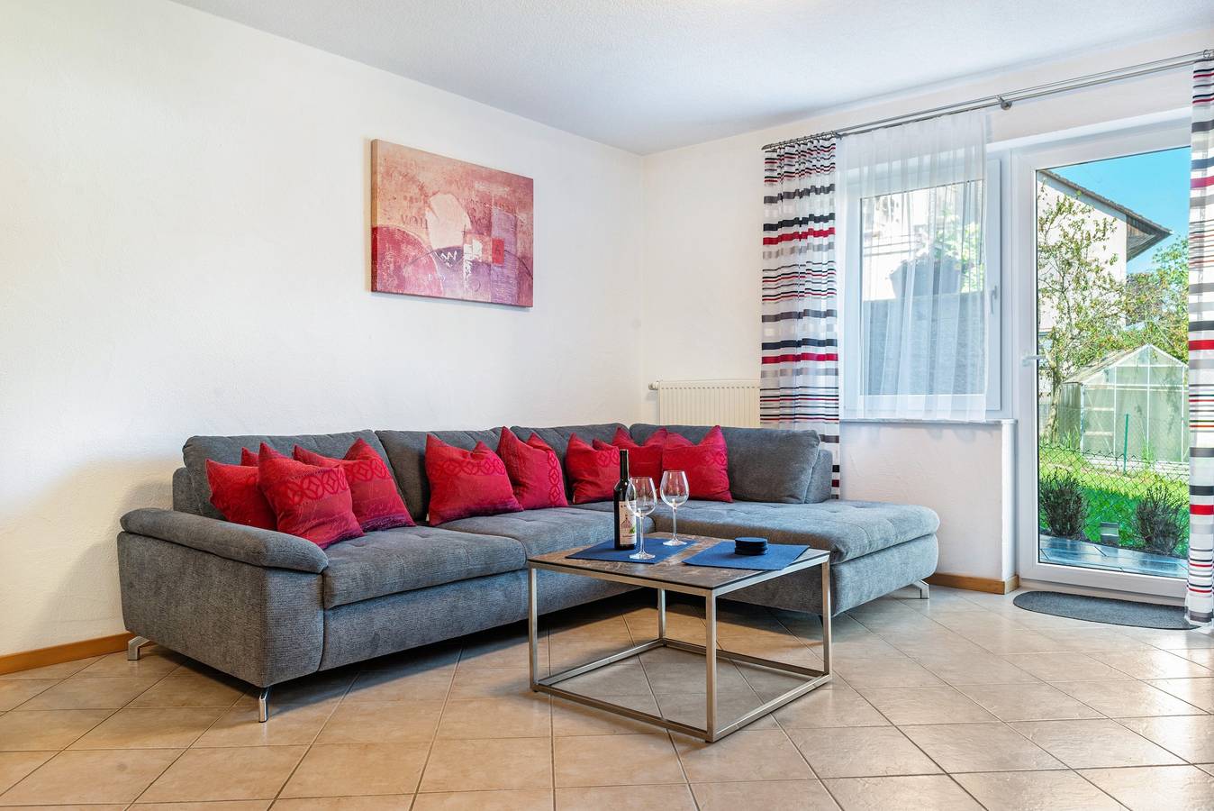 Ganze Wohnung, Ferienwohnung 'Terrasse' mit privater Terrasse und Wi-Fi in Uhldingen-Mühlhofen, Region Bodensee-Oberschwaben