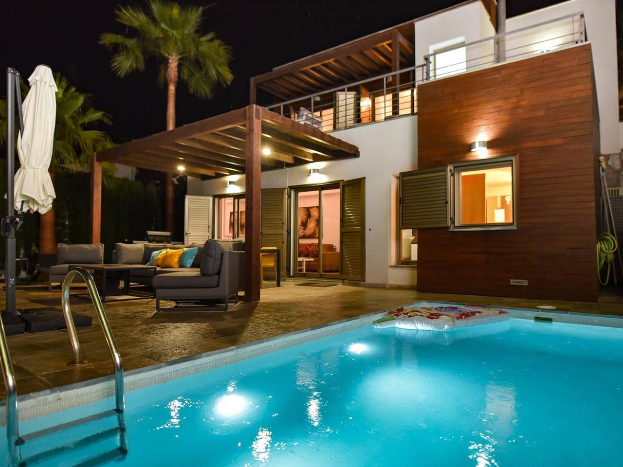 Preciosa Villa con piscina de estilo moderno in Curumbico, Almuñecar