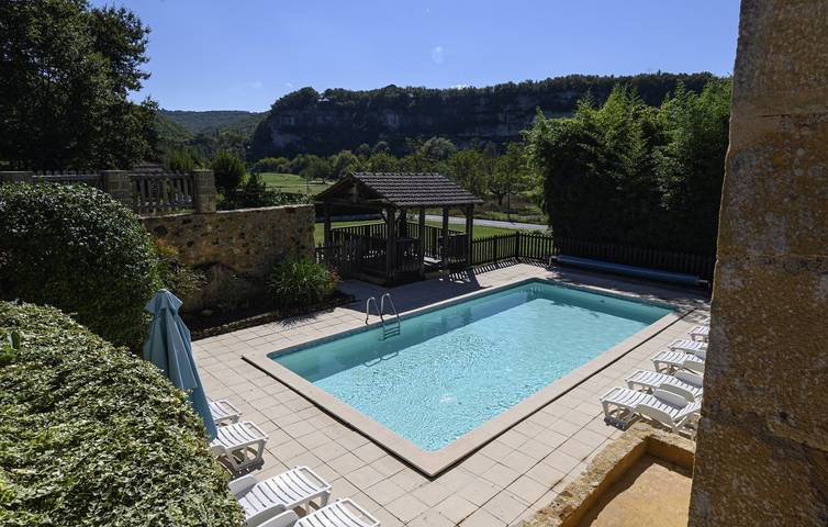 Gîte pour 2 personnes, avec piscine ainsi que terrasse et jardin