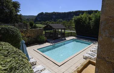 Gîte pour 2 personnes, avec piscine ainsi que terrasse et jardin à Peyzac-le-Moustier